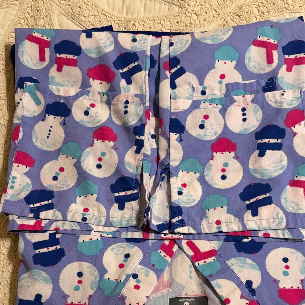 Woman’s Scrub Tops  Snowman Print and Navy Blue - Picture 5 of 7